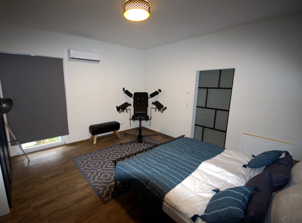 BDSM Schlafzimmer Stahlbett Fesselung